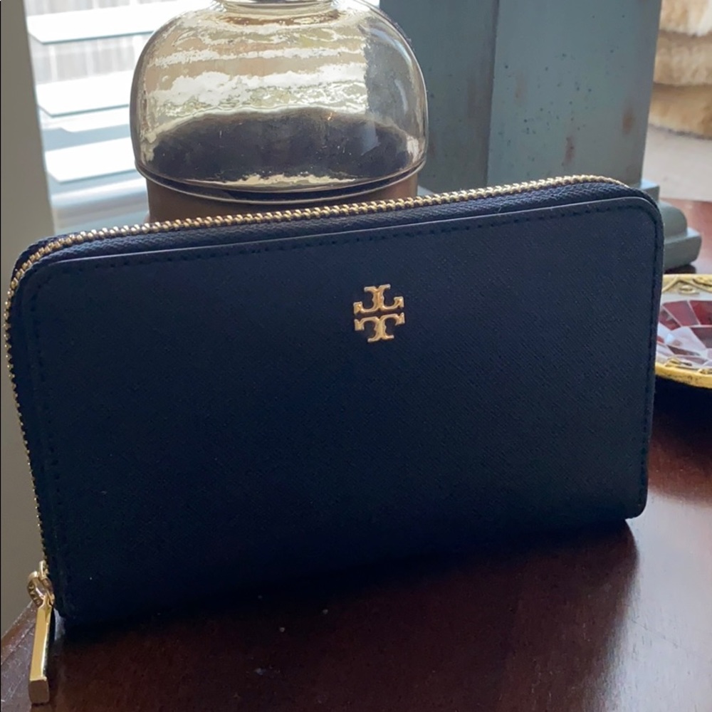 Beautiful Tory Burch leather wallet! Like new!